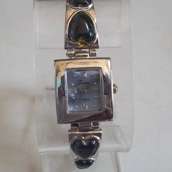 WOMEN'S SILVER FINISH HEART SHAPE FASHION CASUAL DRESSY WRIST WATCH - Picture 5 of 5